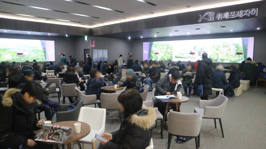 위례포레자이 견본주택에서 청약상담을 기다리는 대기자들. <이상현 기자>
